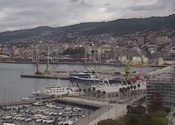 Amplio despliegue en el Puerto de Vigo por un vertido tras implosionar un silo