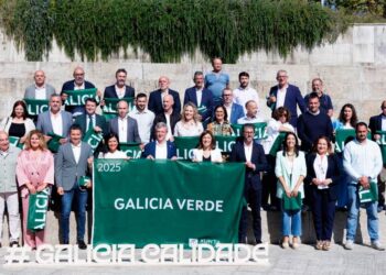 La Xunta corona a los 33 "concellos hermosos" de Galicia entregando estas banderas verdes