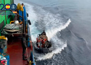 Cazan en el Atlántico un barco que transportaba 6.500 kilos de cocaína con destino a Vigo