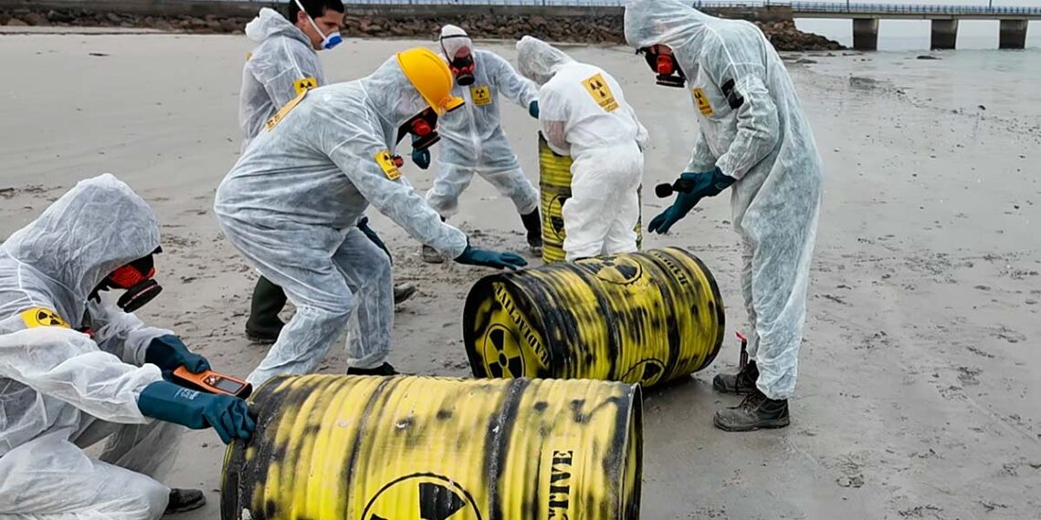 Una llamativa campaña convierte una playa de Vigo en un catastrófico escenario nuclear