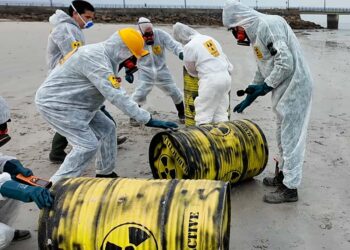 Una llamativa campaña convierte una playa de Vigo en un catastrófico escenario nuclear