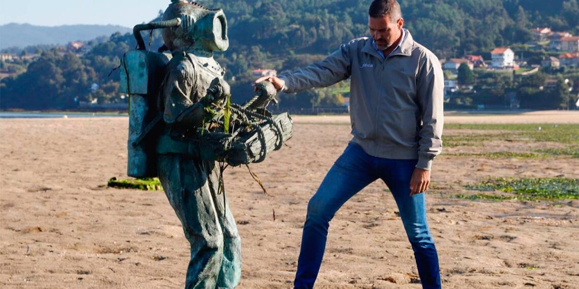 La ría de Vigo recupera sus esculturas más míticas, el universo Julio Verne "vuelve" a San Simón