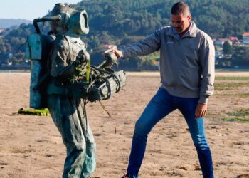 La ría de Vigo recupera sus esculturas más míticas, el universo Julio Verne "vuelve" a San Simón