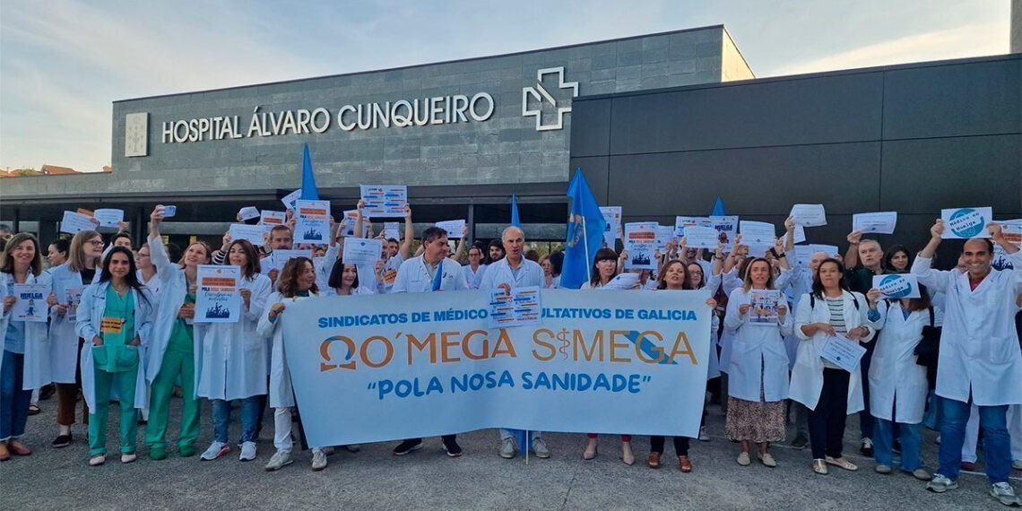 Cientos de médicos paran en Galicia para exigir un estatuto propio: "No es vocación, es explotación"