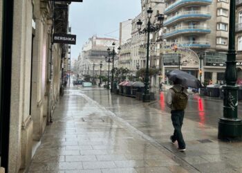 Vigo recupera los paraguas tras la vuelta de una lluvia que llega para quedarse