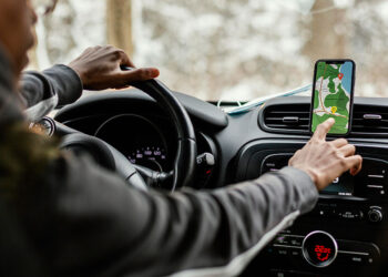 La DGT inicia en Galicia una campaña de control del uso del móvil y otras distracciones al volante