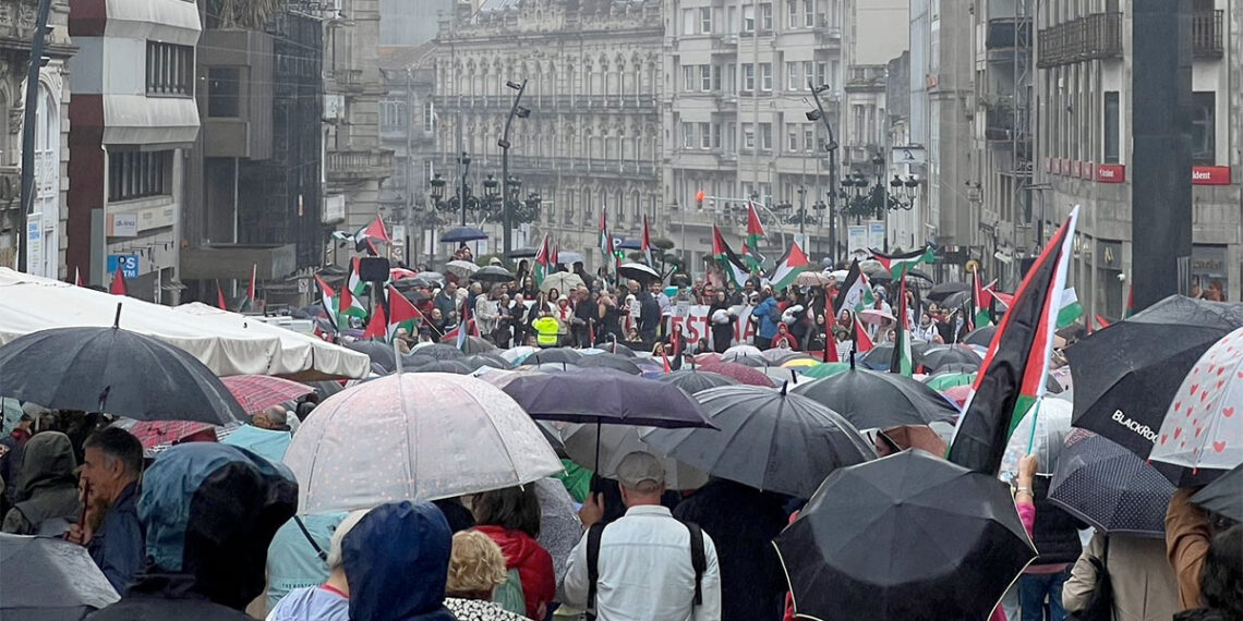 Miles de personas bajo la lluvia en Vigo insisten, "la causa de Palestina es la causa de la humanidad"