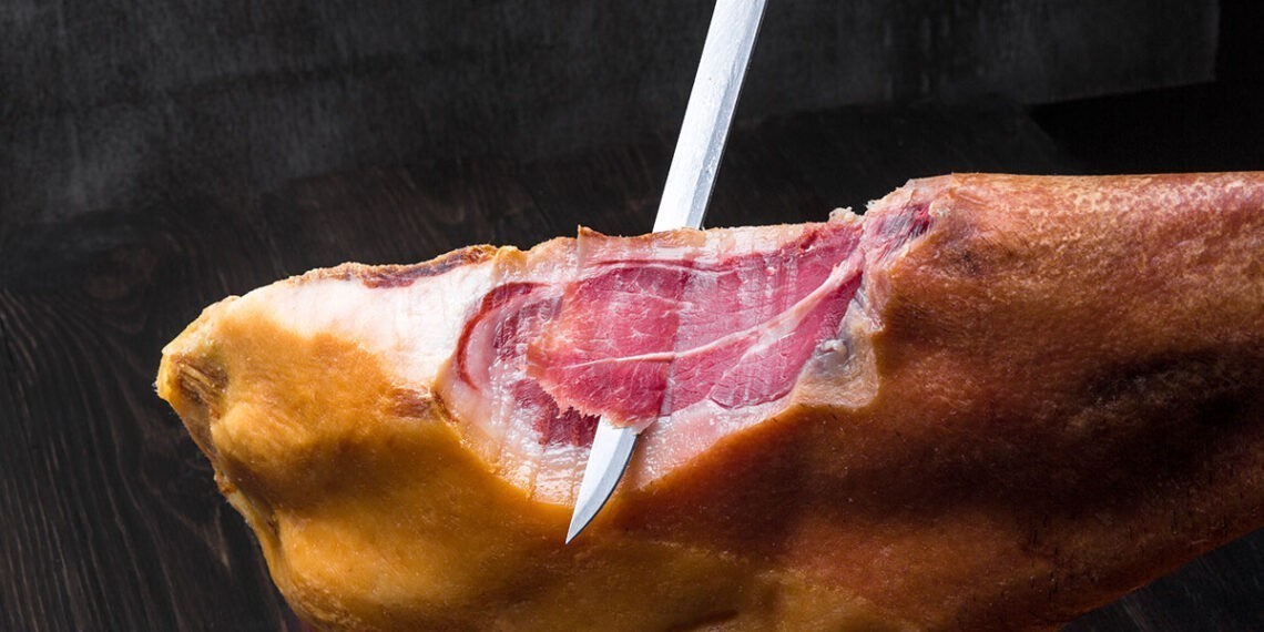 El Puerto de Vigo gastará  44.400€ en 250 cestas de Navidad con paleta de jamón, anchoas o vinos