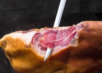 El Puerto de Vigo gastará  44.400€ en 250 cestas de Navidad con paleta de jamón, anchoas o vinos