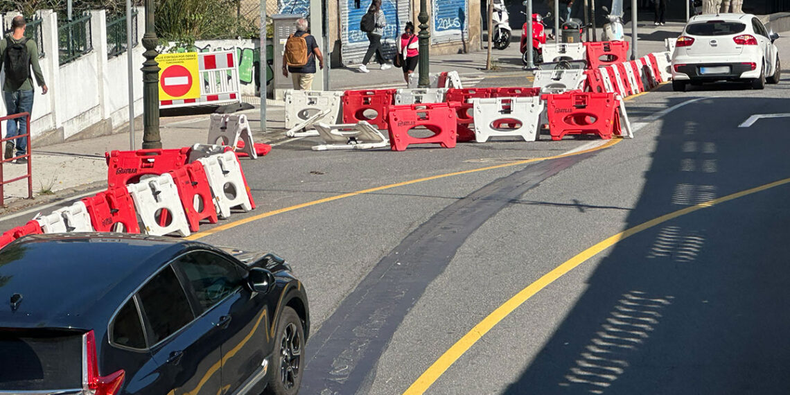 La "trampa" en una obra de Vigo que acaba en constantes choques contra vallas de obra
