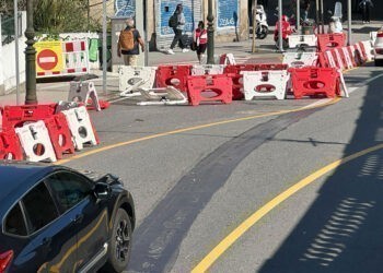 La "trampa" en una obra de Vigo que acaba en constantes choques contra vallas de obra