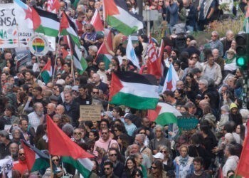 Marea humana en Santiago contra "dos años de genocidio y 77 de ocupación" en Palestina