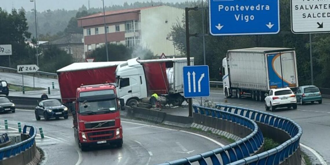 Un nuevo accidente en la A-55 deja un camión atravesado y en llamas en dirección a Tui
