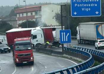 Un nuevo accidente en la A-55 deja un camión atravesado y en llamas en dirección a Tui