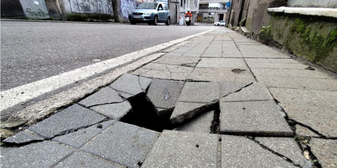 Se hunde la acera en una de las calles del centro de Vigo