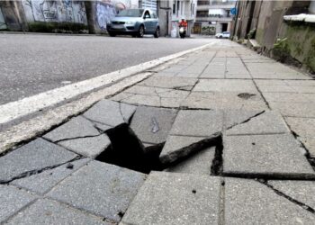 Se hunde la acera en una de las calles del centro de Vigo