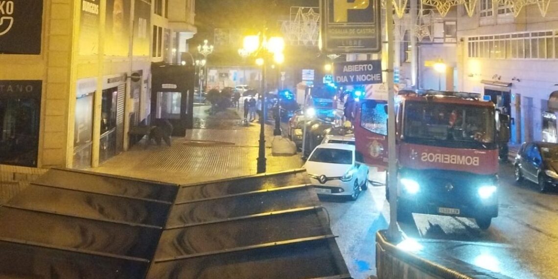 Gran despliegue en pleno centro de Vigo por la gran humareda en un edificio