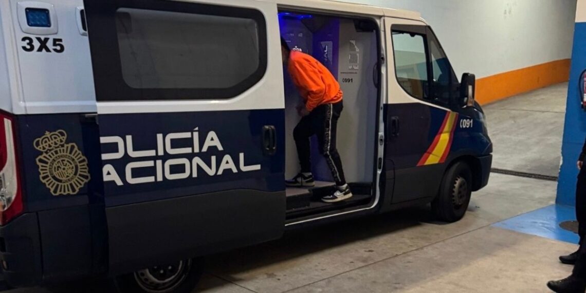 Un detenido en Vigo agredió a varios agentes y causó importantes daños en un coche policial