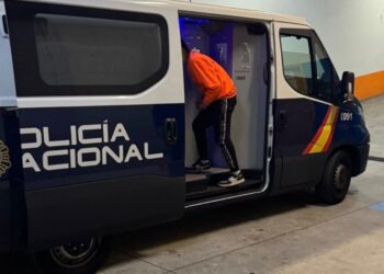 Un detenido en Vigo agredió a varios agentes y causó importantes daños en un coche policial