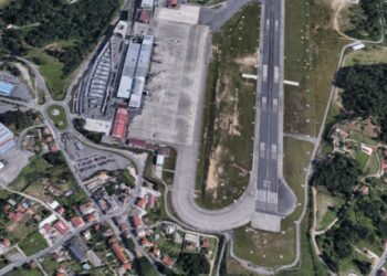 Aena insonorizará 12 viviendas en el entorno del aeropuerto de Vigo por los ruidos