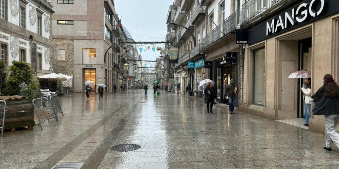 El viento tumba árboles, cables eléctricos y vallas en Vigo, con 17 incidencias por el temporal