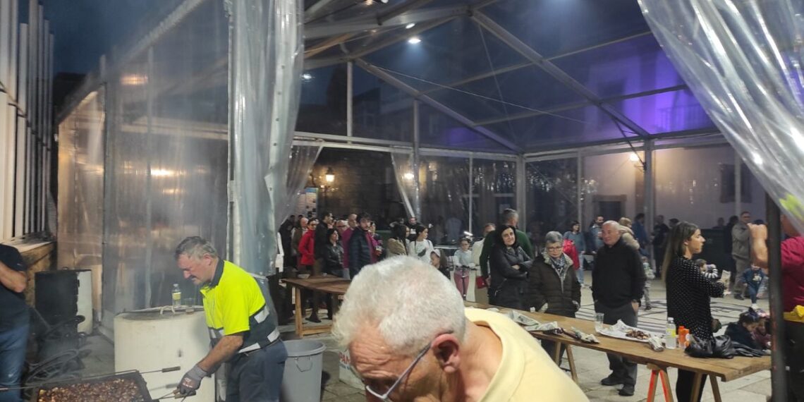 Baiona celebra su Magosto con 260 kilos de castañas gratis y música al atardecer