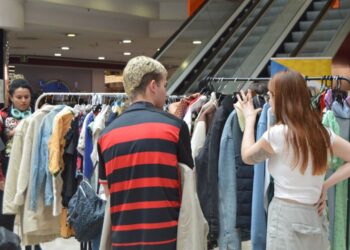 Decenas de puestos toman el centro de Vigo en un gran mercado de segunda mano y de autor