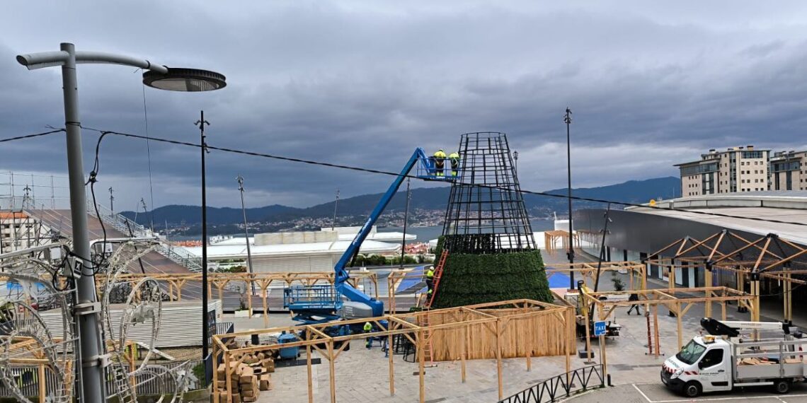 El gran parque de la Navidad de Vialia Vigo coge forma con un árbol de 15 metros y tobogán