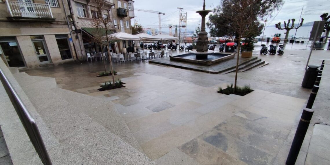 Vigo recupera una céntrica plaza tras transformarla con un banco-mirador hacia las Cíes