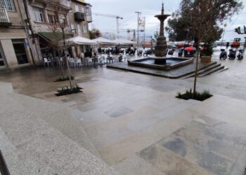 Vigo recupera una céntrica plaza tras transformarla con un banco-mirador hacia las Cíes