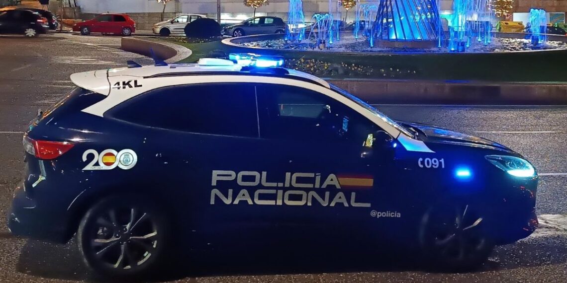 Detenido un hombre que trató de robar en un local del centro de Vigo y se escondió bajo un coche