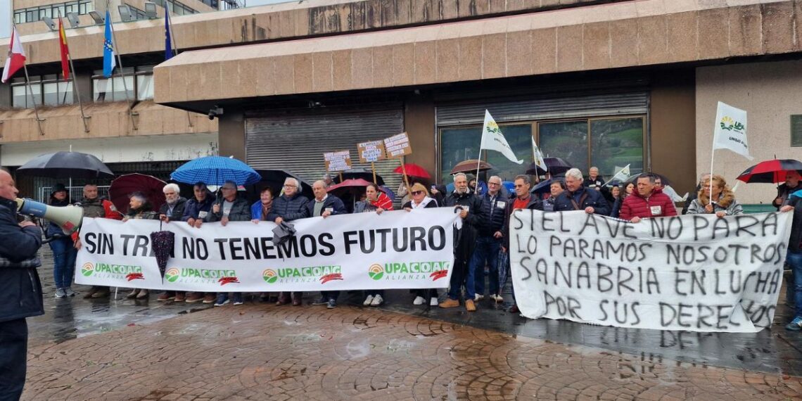Protesta en Vigo por la supresión de paradas de AVE en Sanabria: "Queremos lo que nos han quitado"