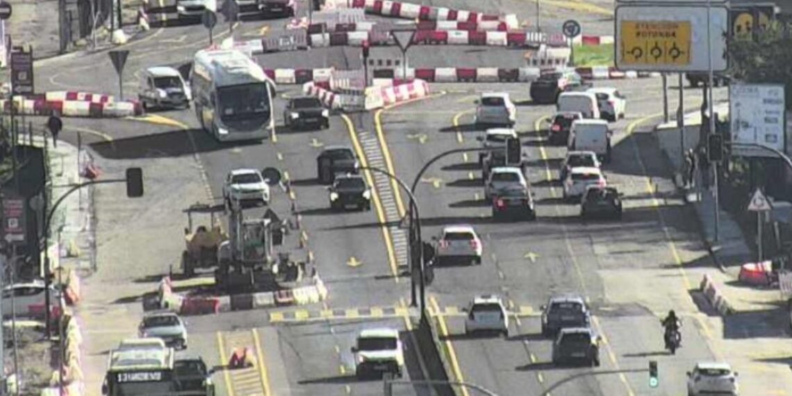 Vigo inicia la reparación del socavón que dejó atrapado un autobús en la Avenida de Madrid