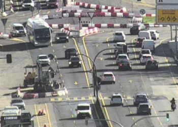 Vigo inicia la reparación del socavón que dejó atrapado un autobús en la Avenida de Madrid