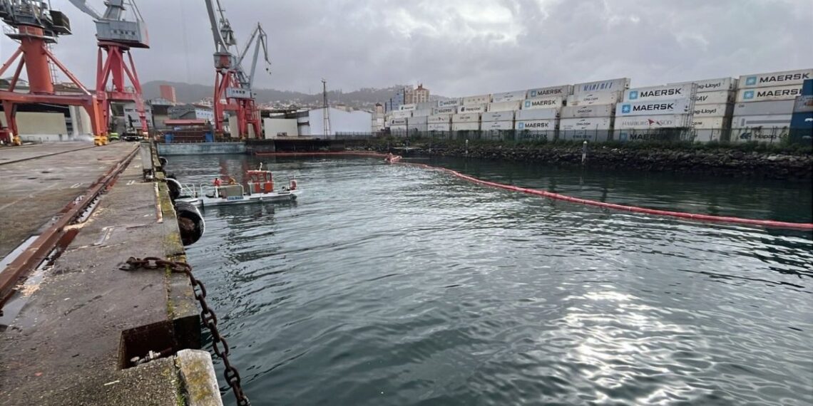 Reducen el nivel de alerta por el vertido de aceite de palma en la ría de Vigo