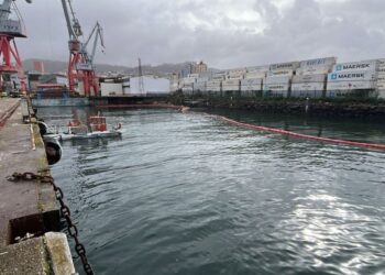 Reducen el nivel de alerta por el vertido de aceite de palma en la ría de Vigo