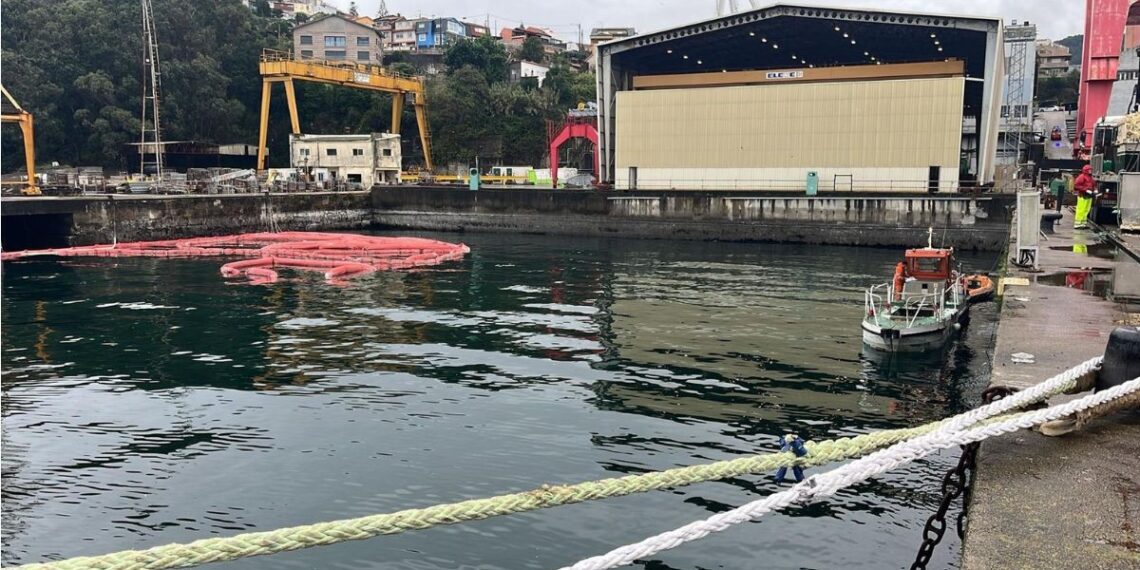 Restos solidificados del vertido de aceite de palma en la ría de Vigo llegan a varias playas de Moaña