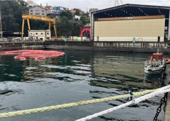 Restos solidificados del vertido de aceite de palma en la ría de Vigo llegan a varias playas de Moaña