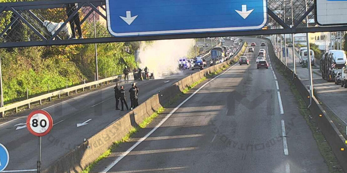 Un coche en llamas en la A-55 en la entrada a Vigo corta el tráfico y deja largas retenciones