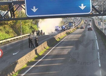 Un coche en llamas en la A-55 en la entrada a Vigo corta el tráfico y deja largas retenciones