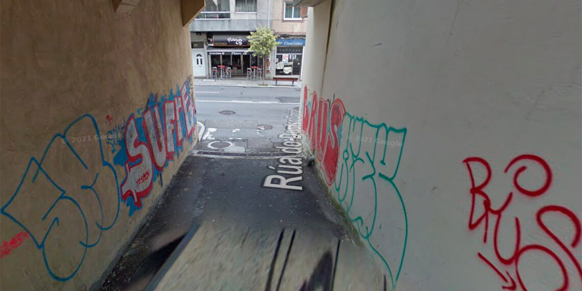 Los vecinos de Vigo que están hartos de que esta calle del barrio de Teis sea un foco de orines y suciedad