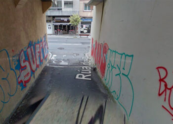 Los vecinos de Vigo que están hartos de que esta calle del barrio de Teis sea un foco de orines y suciedad