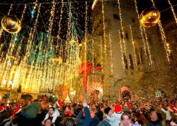 O Porriño ya vive en Navidad tras una macrofiesta con nieve, confeti, chocolate y un conciertazo