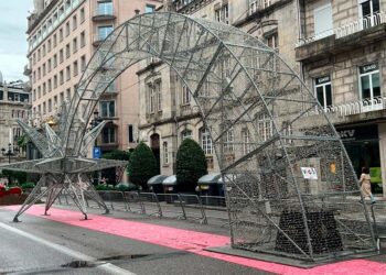 Vigo amplía los cortes de tráfico para montar los grandes elementos de la Navidad