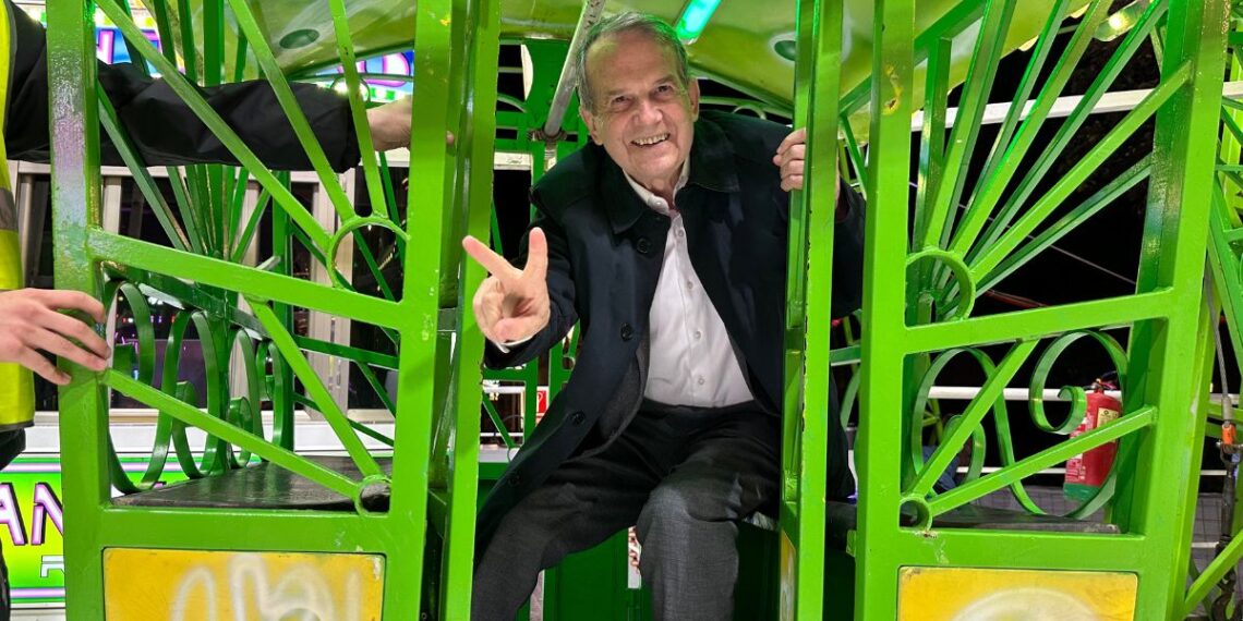 Caballero se sube a la noria de la Navidad de Vigo, "os invito a todos, yo me quedo aquí"