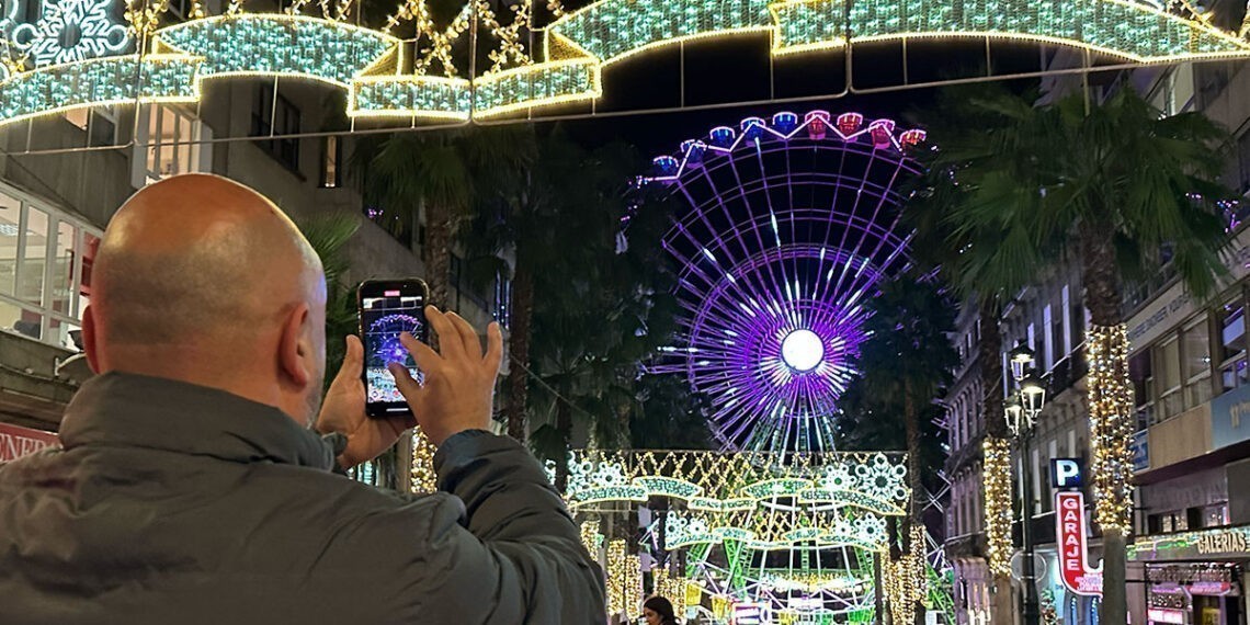 Caballero se sube a la noria de la Navidad de Vigo, "os invito a todos, yo me quedo aquí"
