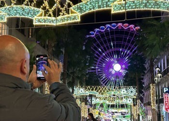 Caballero se sube a la noria de la Navidad de Vigo, "os invito a todos, yo me quedo aquí"