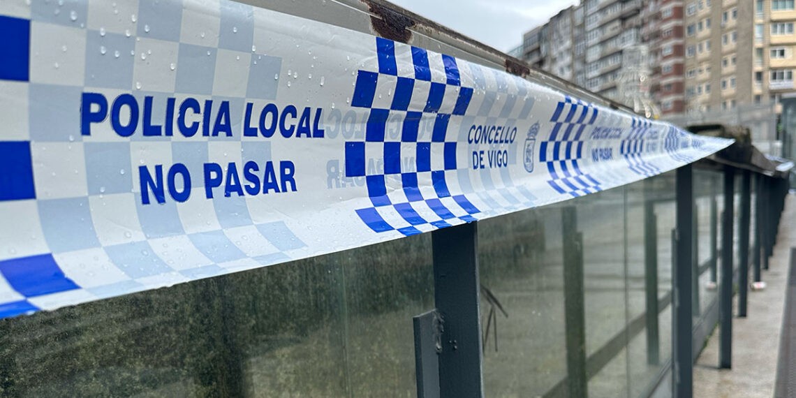 La Policía Local de Vigo precinta uno de los miradores del centro ante su abandono y mal estado