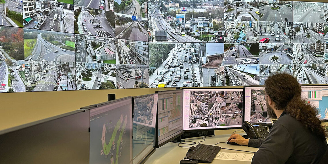 Dentro del 'cerebro' del tráfico de Vigo, así es la sala 'oculta' que vigila las calles de la ciudad