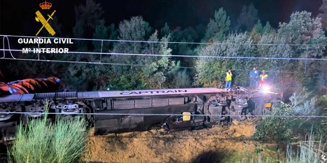 Descarrila un tren de mercancías de As Neves y su maquinista queda atrapado